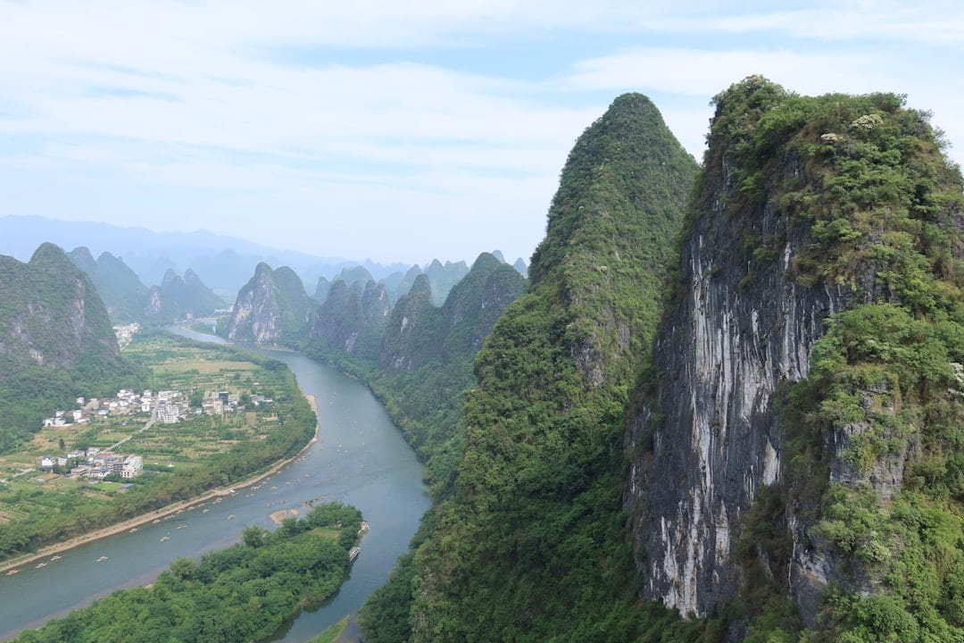 桂林漓江喀斯特山峰景觀背景