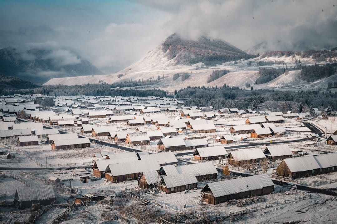 傳統中國雪鄉，木屋覆蓋著白雪