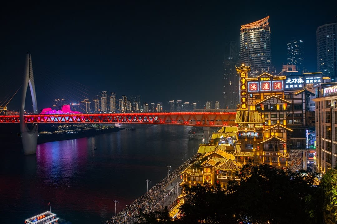 重庆洪崖洞夜晚灯火通明的吊脚楼
