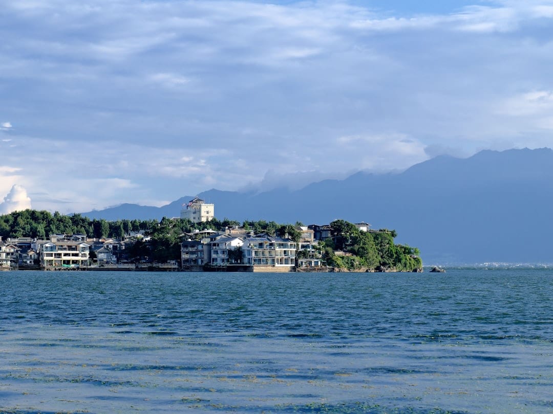 大理洱海，遠方群山環繞