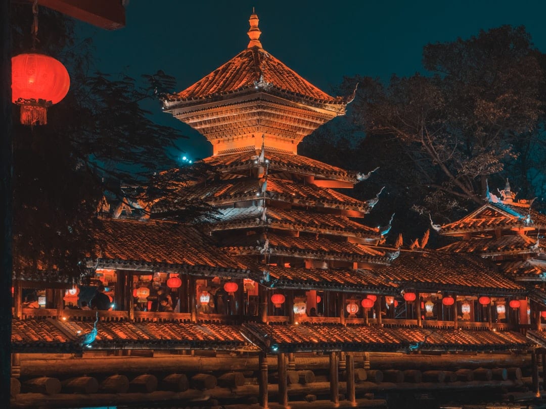 夜晚的雪鄉，溫暖紅燈籠閃耀